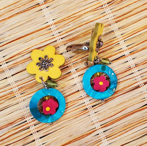 Mal41032 2 PC MIN Maldives Flower Top Clip Earring